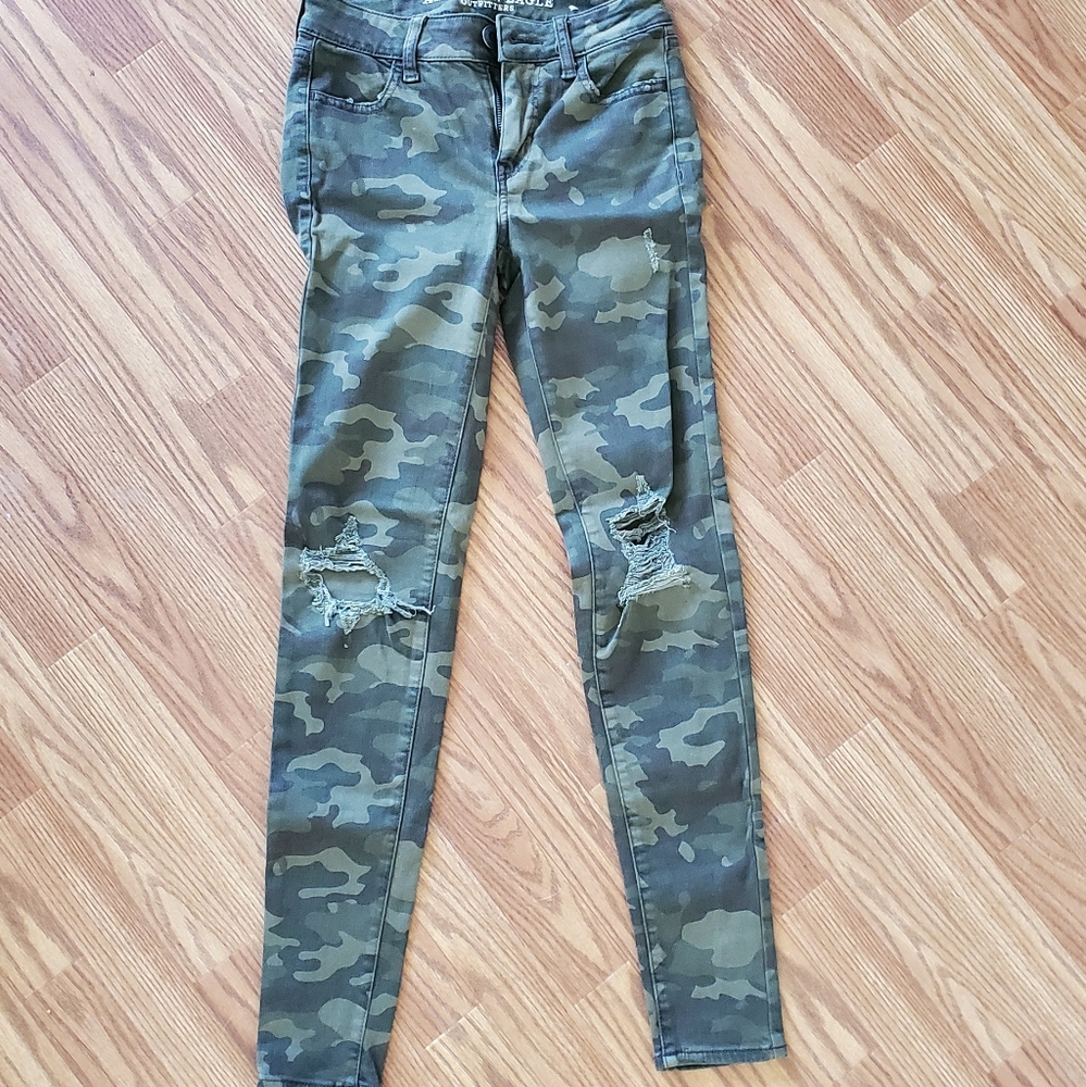 American Eagle Womens ripped camo skinny jeggings